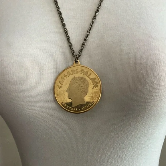Vintage Caesars palace medallion pendent and chain - Picture 2 of 4
